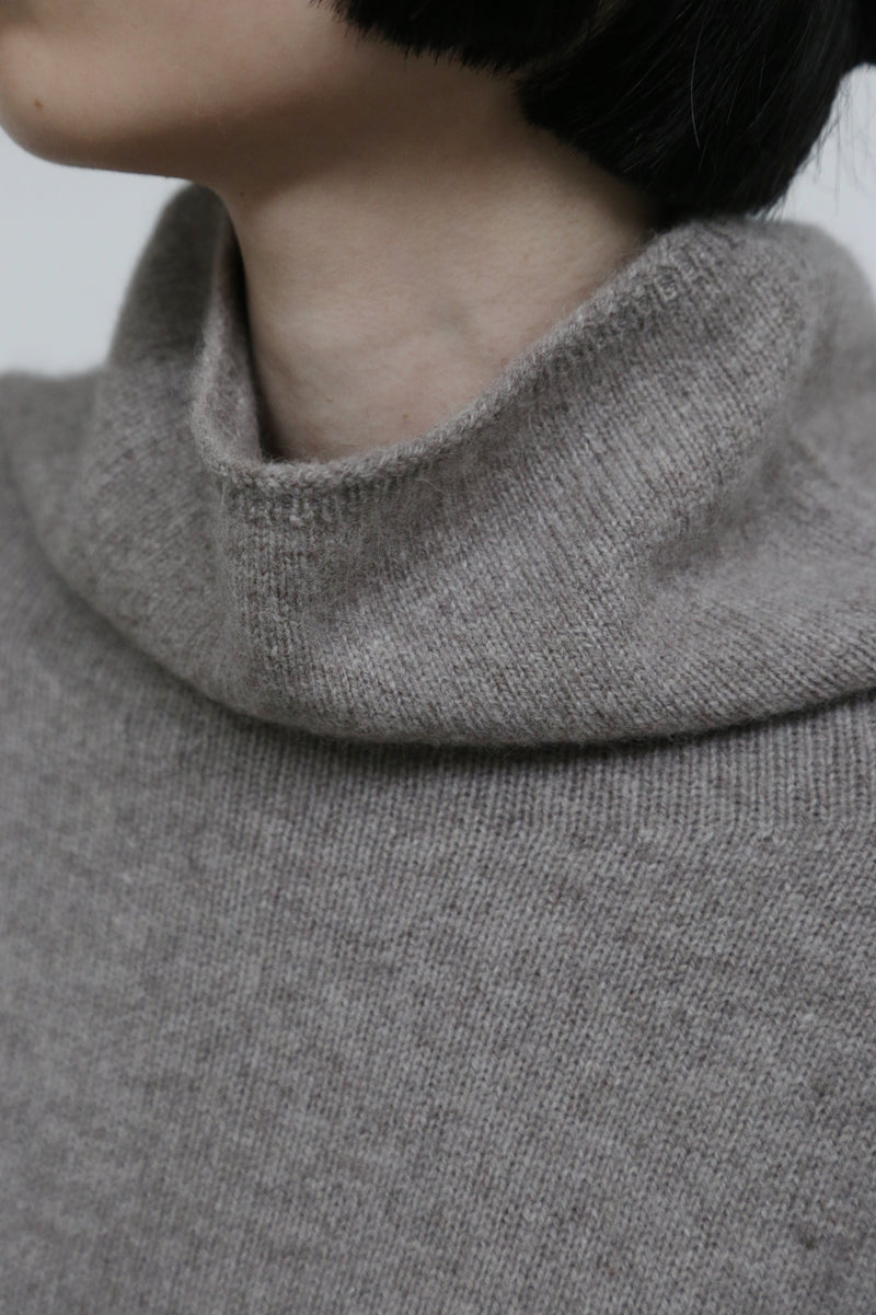 上質な温もりと自由なスタイリングを演出　ウールセーター ケープ風ニット　カシミヤセーター　251125