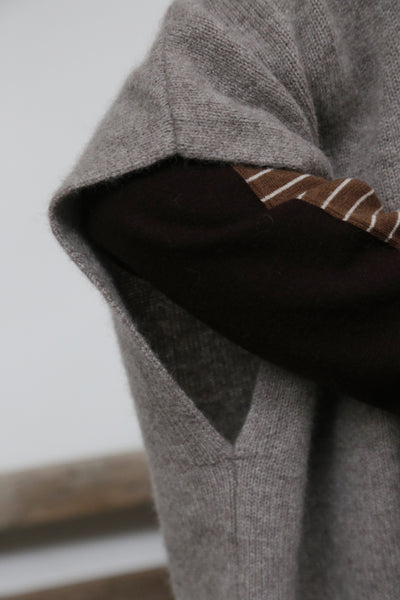 上質な温もりと自由なスタイリングを演出　ウールセーター ケープ風ニット　カシミヤセーター　251125