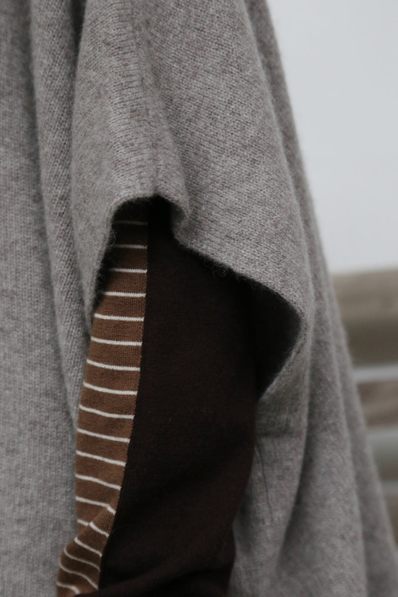 上質な温もりと自由なスタイリングを演出　ウールセーター ケープ風ニット　カシミヤセーター　251125