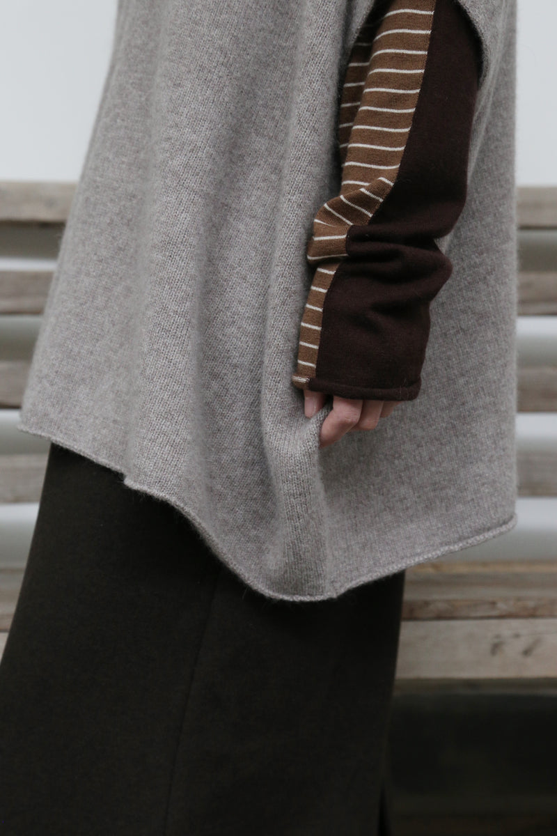 上質な温もりと自由なスタイリングを演出　ウールセーター ケープ風ニット　カシミヤセーター　251125