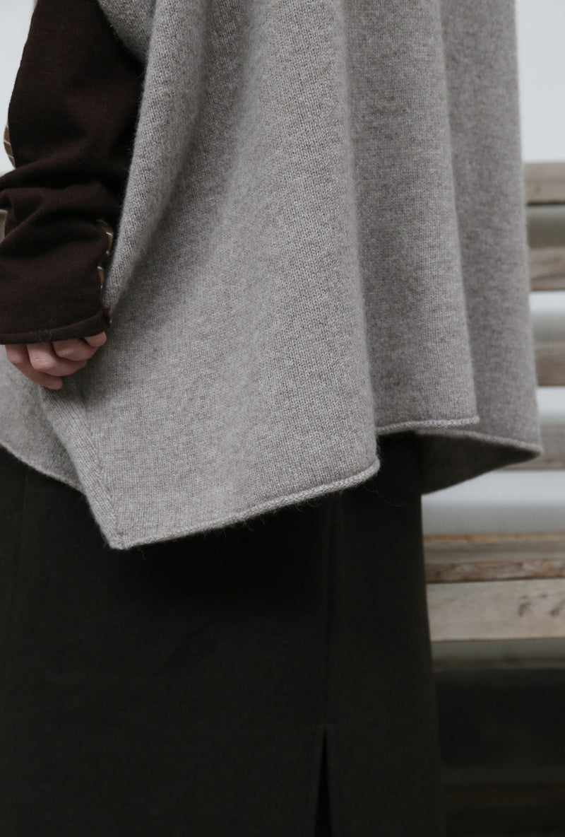上質な温もりと自由なスタイリングを演出　ウールセーター ケープ風ニット　カシミヤセーター　251125