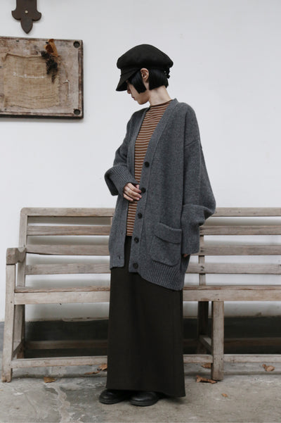 優雅なぬくもりをまとう、Vネックカーディガン　ヤクダウン&ウール混紡カーディガン 　ダークグレー　　251201-1