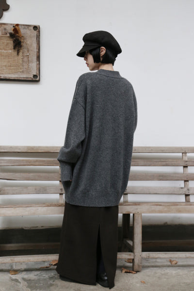 優雅なぬくもりをまとう、Vネックカーディガン　ヤクダウン&ウール混紡カーディガン 　ダークグレー　　251201-1