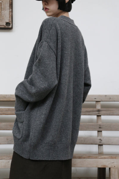 優雅なぬくもりをまとう、Vネックカーディガン　ヤクダウン&ウール混紡カーディガン 　ダークグレー　　251201-1