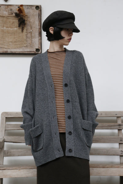 優雅なぬくもりをまとう、Vネックカーディガン　ヤクダウン&ウール混紡カーディガン 　ダークグレー　　251201-1