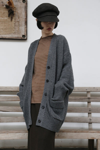 優雅なぬくもりをまとう、Vネックカーディガン　ヤクダウン&ウール混紡カーディガン 　ダークグレー　　251201-1