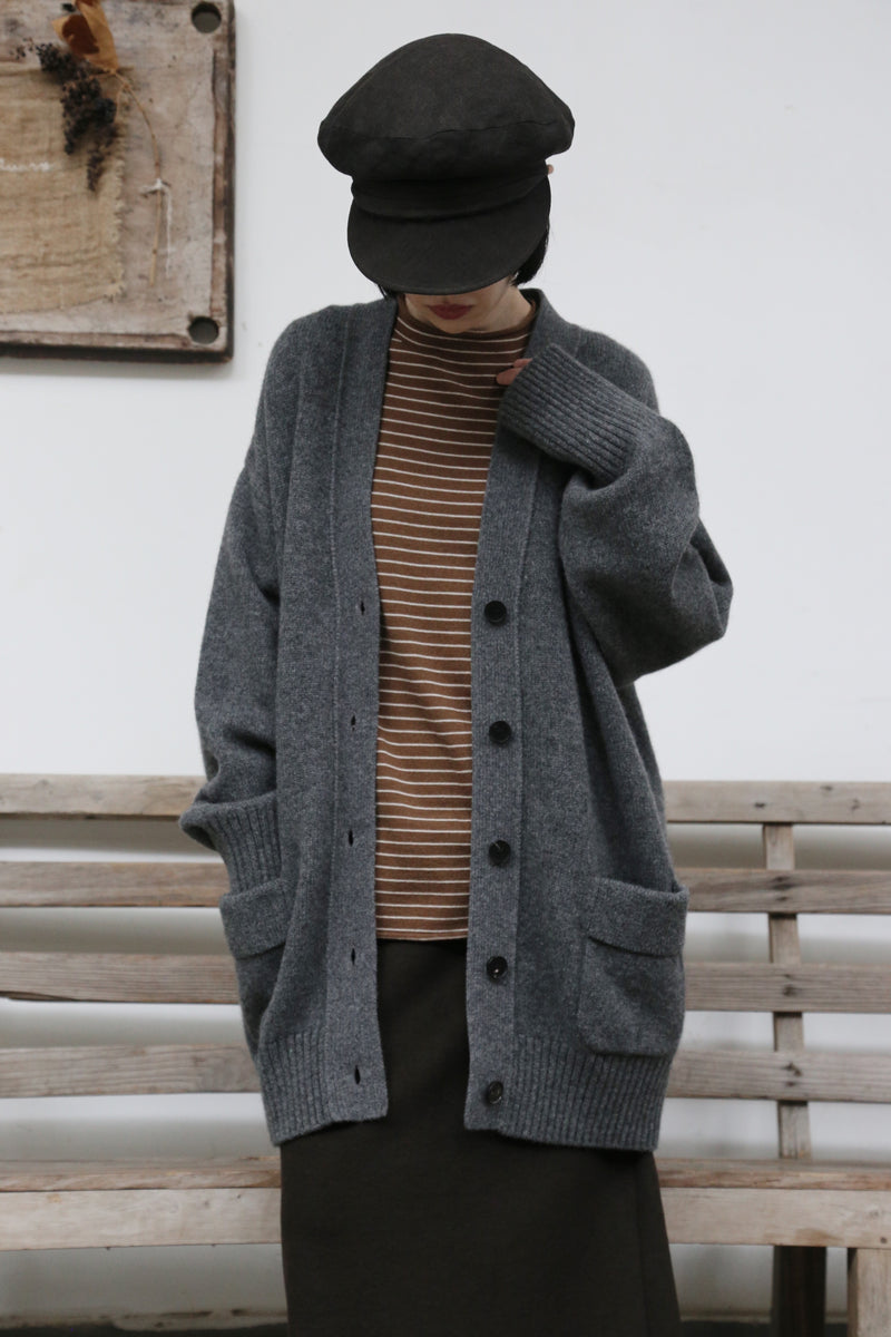 優雅なぬくもりをまとう、Vネックカーディガン　ヤクダウン&ウール混紡カーディガン 　ダークグレー　　251201-1