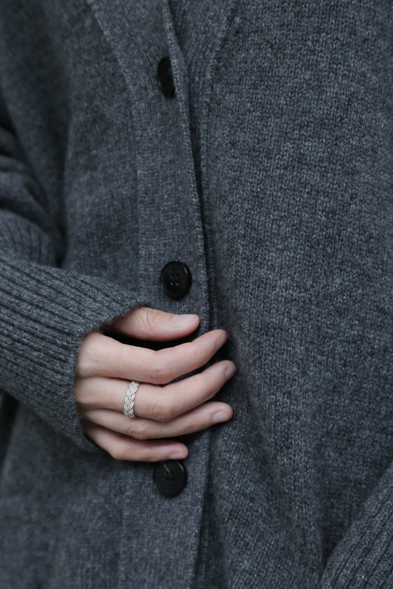 優雅なぬくもりをまとう、Vネックカーディガン　ヤクダウン&ウール混紡カーディガン 　ダークグレー　　251201-1