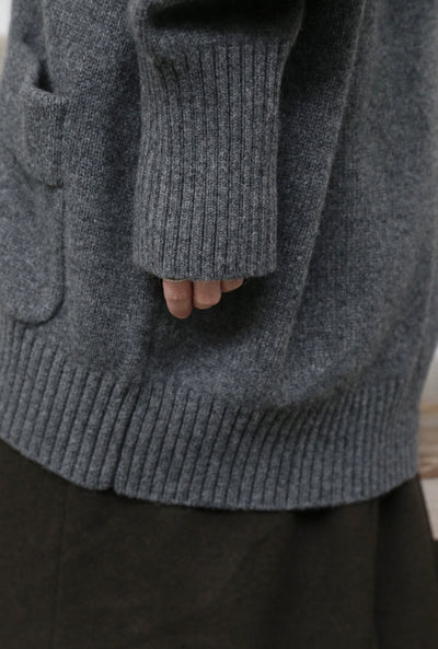 優雅なぬくもりをまとう、Vネックカーディガン　ヤクダウン&ウール混紡カーディガン 　ダークグレー　　251201-1