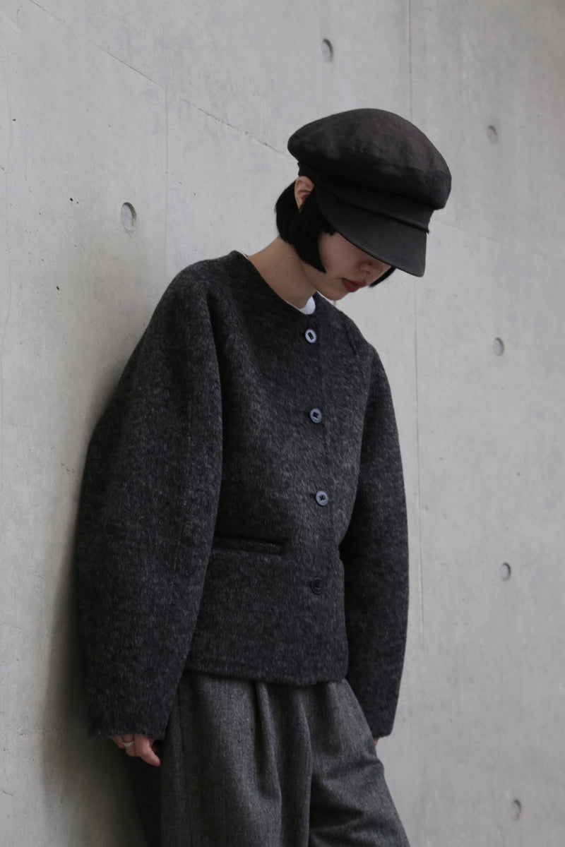 熟練の職人が一点一点手縫いで仕立て上げた、冬の特別なウールショートコート　251130-1