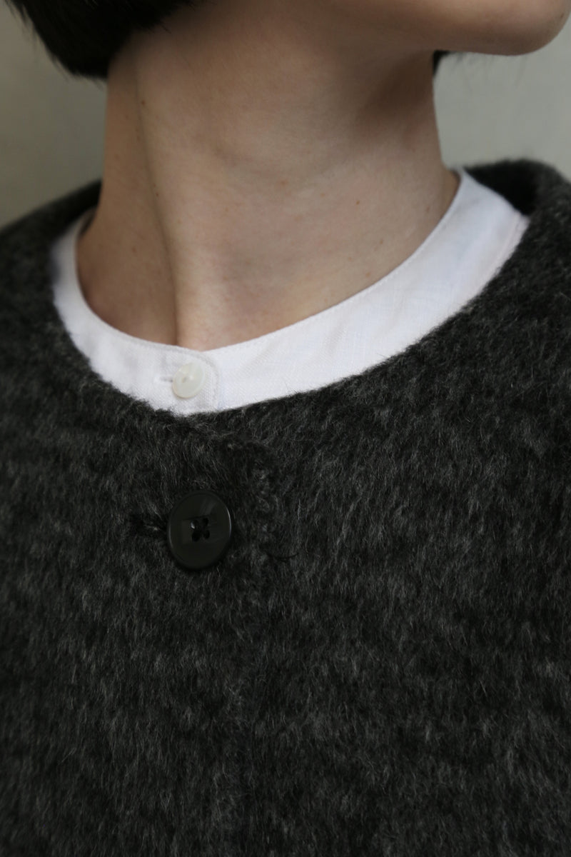 熟練の職人が一点一点手縫いで仕立て上げた、冬の特別なウールショートコート　251130-1