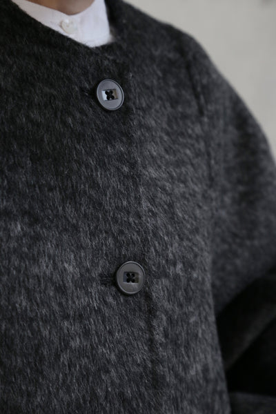 熟練の職人が一点一点手縫いで仕立て上げた、冬の特別なウールショートコート　251130-1