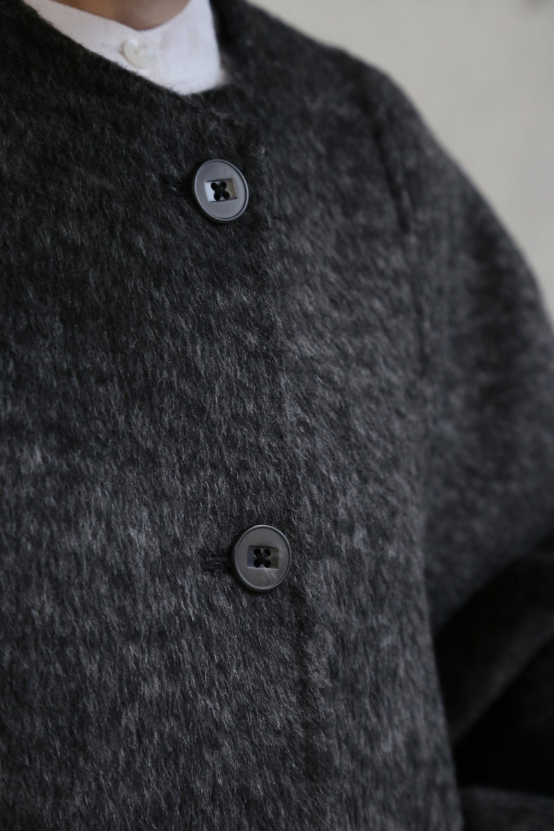 熟練の職人が一点一点手縫いで仕立て上げた、冬の特別なウールショートコート　251130-1