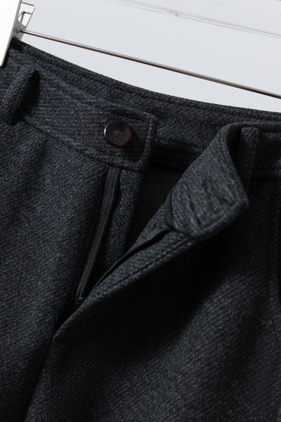 機能性とデザイン性を兼ね備えた、秋冬ワイドパンツ　ボンディング素材パンツ　ダークグレー251117-1