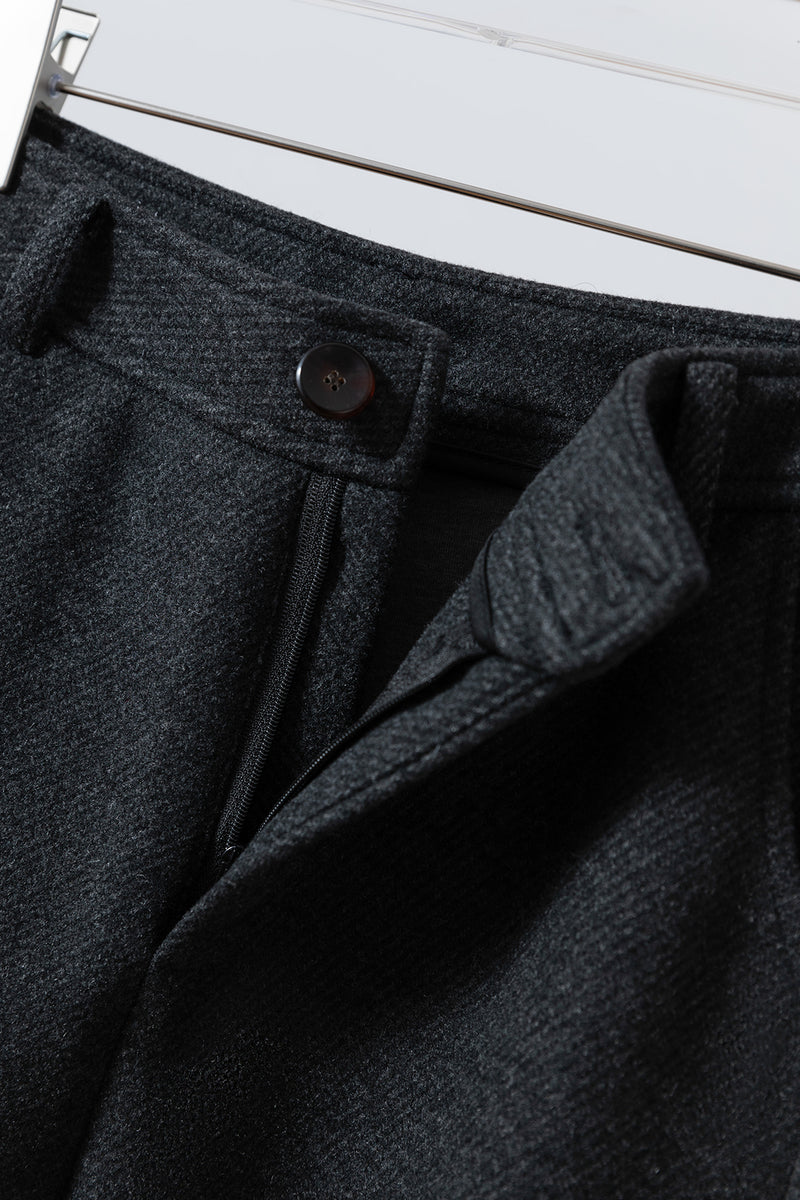 機能性とデザイン性を兼ね備えた、秋冬ワイドパンツ　ボンディング素材パンツ　ダークグレー251117-1