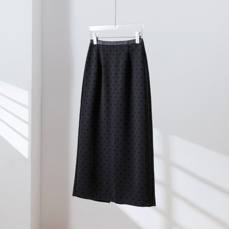 さまざまな着回しができるロングスカート　マキシ丈スカート　ドット柄スカート　251116