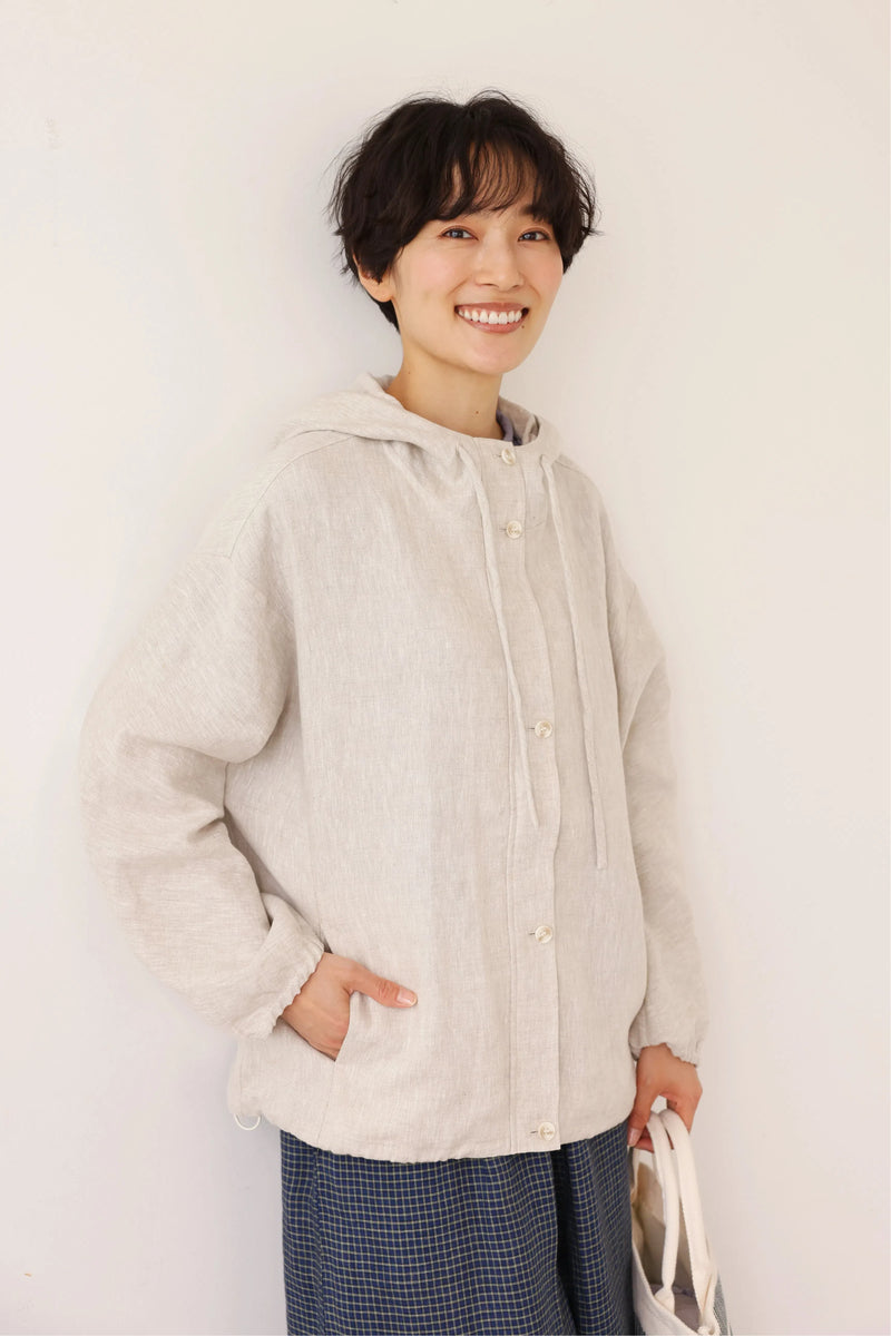 着る人を選ばない、長く愛用できる一枚 リネン100% フード付きブルゾン 秋冬アウター　生成色　250902-1