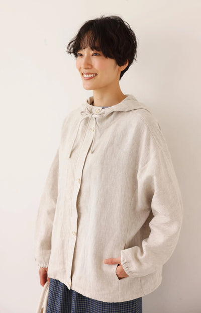 着る人を選ばない、長く愛用できる一枚 リネン100% フード付きブルゾン 秋冬アウター　生成色　250902-1
