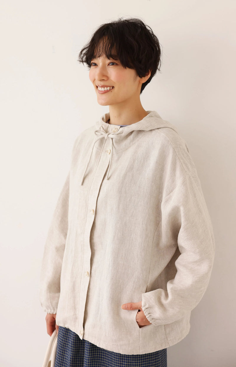 着る人を選ばない、長く愛用できる一枚 リネン100% フード付きブルゾン 秋冬アウター　生成色　250902-1