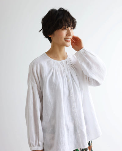 シンプルコーデに立体感と華やぎを添える一枚 フランチリネン 100％　長袖ブラウス　　250815