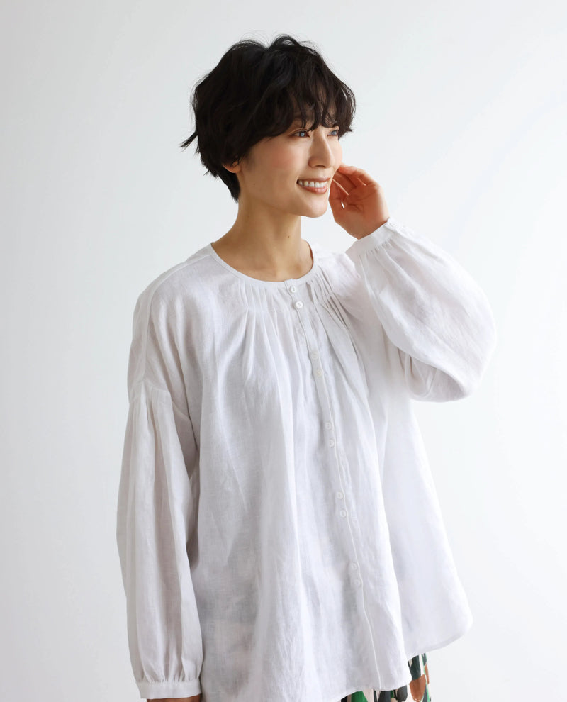 シンプルコーデに立体感と華やぎを添える一枚 フランチリネン 100％　長袖ブラウス　　250815