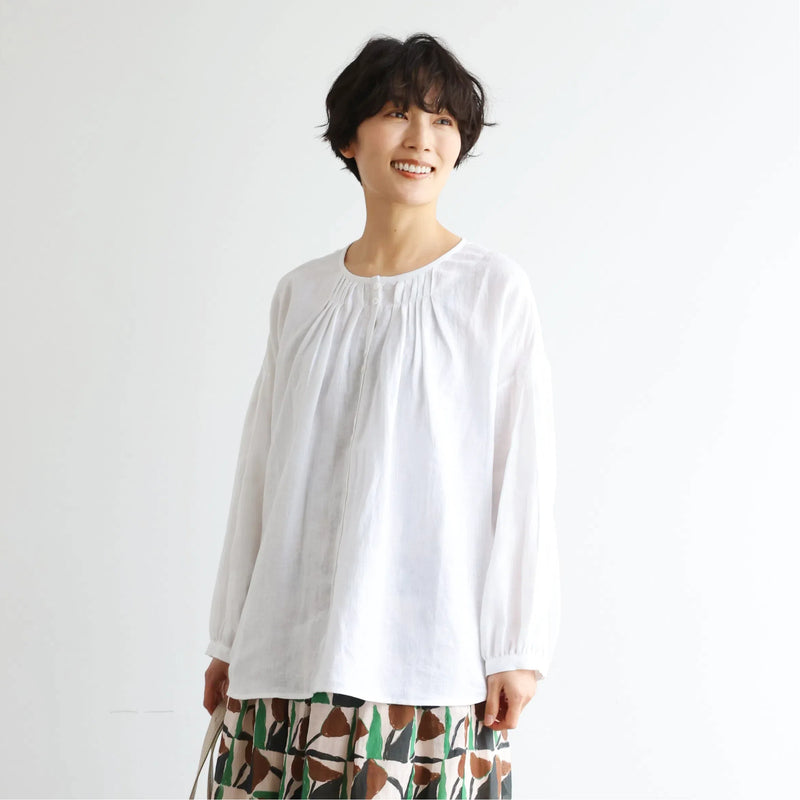 シンプルコーデに立体感と華やぎを添える一枚 フランチリネン 100％　長袖ブラウス　　250815