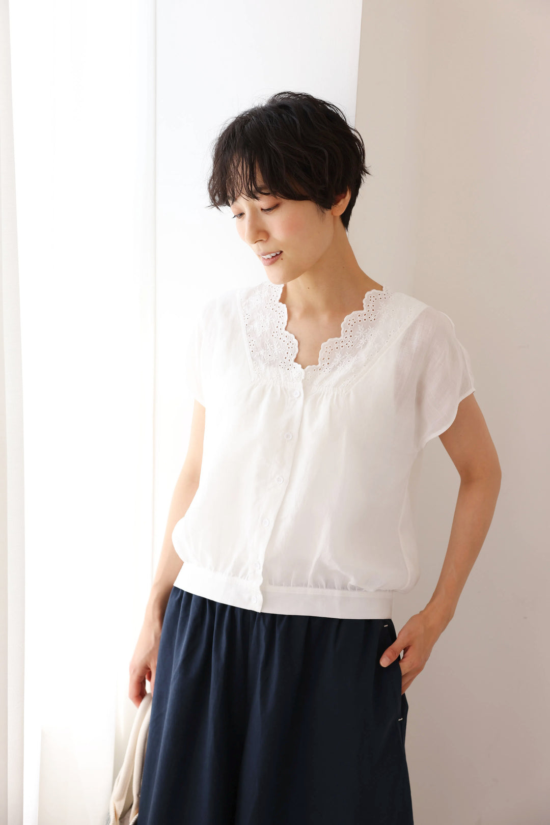 繊細な刺繍レースで上品に魅せる～麻100% Vネックブラウス 半袖