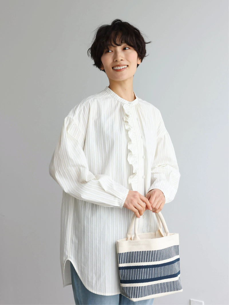 清楚で上品な印象！フリルデザインが可愛いミッドレングスシャツ　ストライプ シャツ　250908