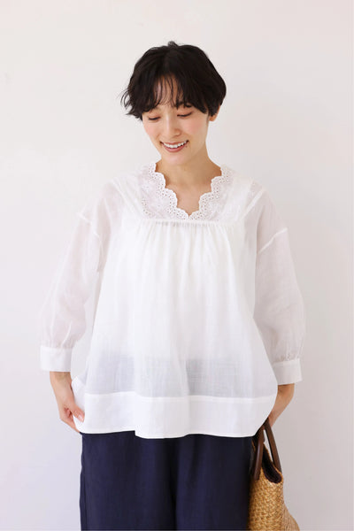 シンプルなのに差がつく一枚 ラミーブラウス　Vネック　刺繍レース　7分袖　ホワイト　250715-1