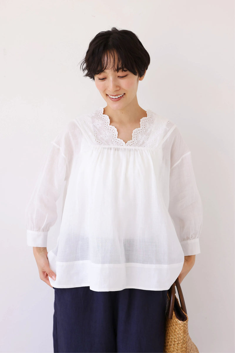 シンプルなのに差がつく一枚 ラミーブラウス　Vネック　刺繍レース　7分袖　ホワイト　250715-1