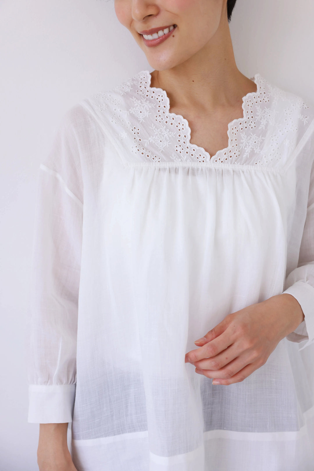 VALENTINO 刺繍 レース ホワイト レース ラミーコットン シンプルなのに差がつく一枚 ラミーブラウス Vネック 刺繍レース 7分袖