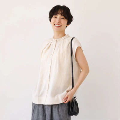 夏の快適さと上品さを兼ね備えた リネン フリル襟ブラウス 　ベージュ　250716-1