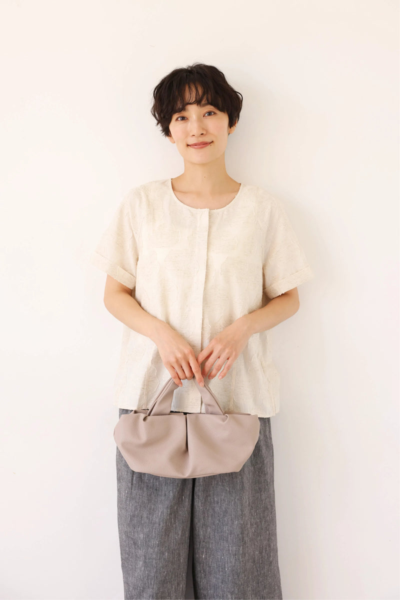 大人の女性らしさ 蓮の葉モチーフ クルーネックブラウス フォーマルにも 生成色　250717-1