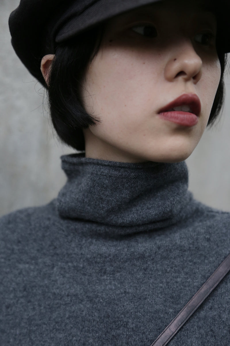 やわらかい繊維から生まれる最高の心地良さ　カシミヤ100％　ハイネック ニット　231109