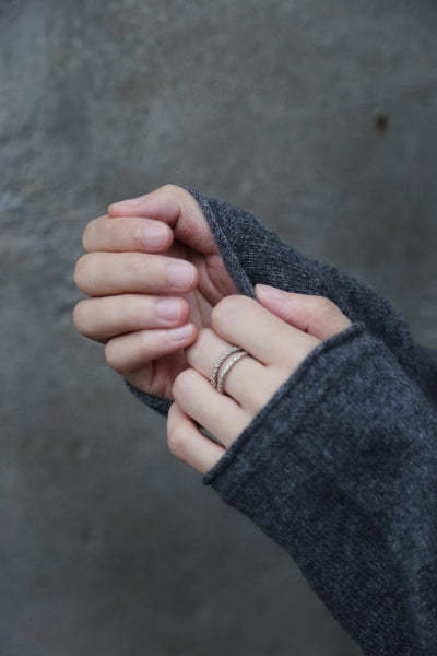 やわらかい繊維から生まれる最高の心地良さ　カシミヤ100％　ハイネック ニット　231109