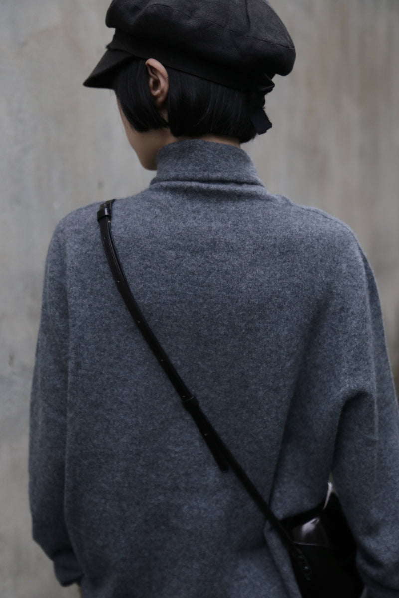 やわらかい繊維から生まれる最高の心地良さ　カシミヤ100％　ハイネック ニット　231109