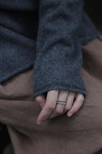 やわらかい繊維から生まれる最高の心地良さ　カシミヤ100％　ハイネック ニット　231109