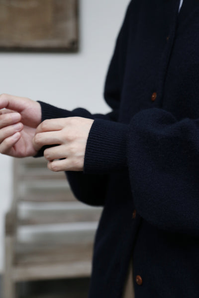 ふんわりと温もり溢れるシェットランドウールの定番カーディガン ウールカーディガン　251104