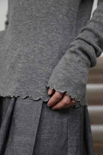 すっきり女性らしいシルエット。肌に寄り添う、軽くて暖かなハイゲージニット 251102