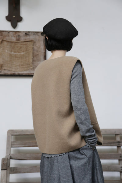 快適さとスタイルを両立　上質なウール100%のニットベスト　ウール100％　　251101