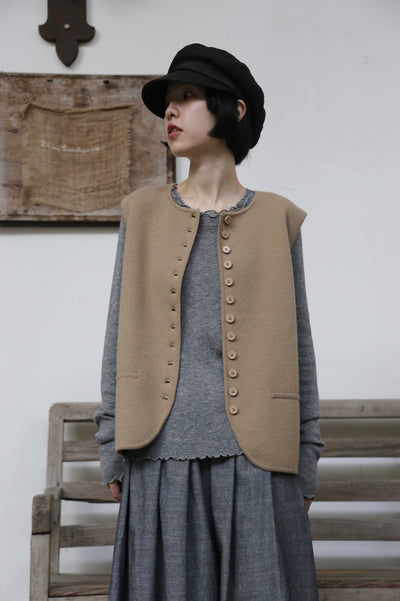 すっきり女性らしいシルエット。肌に寄り添う、軽くて暖かなハイゲージニット 251102