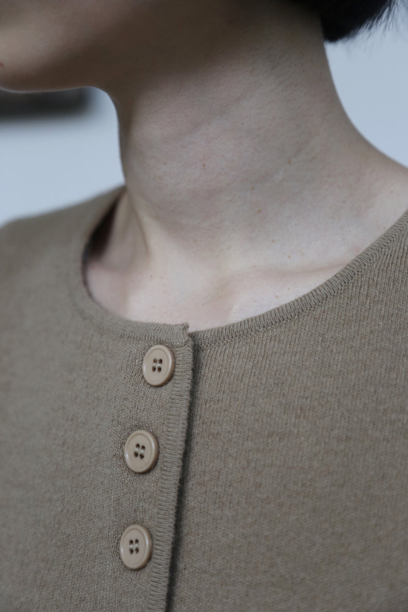 快適さとスタイルを両立　上質なウール100%のニットベスト　ウール100％　　251101