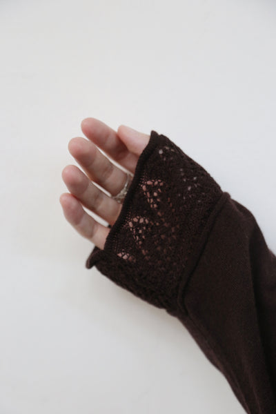 細部に遊び心が光るニットトップス　ウール混　レース編み裾ニット　　251010