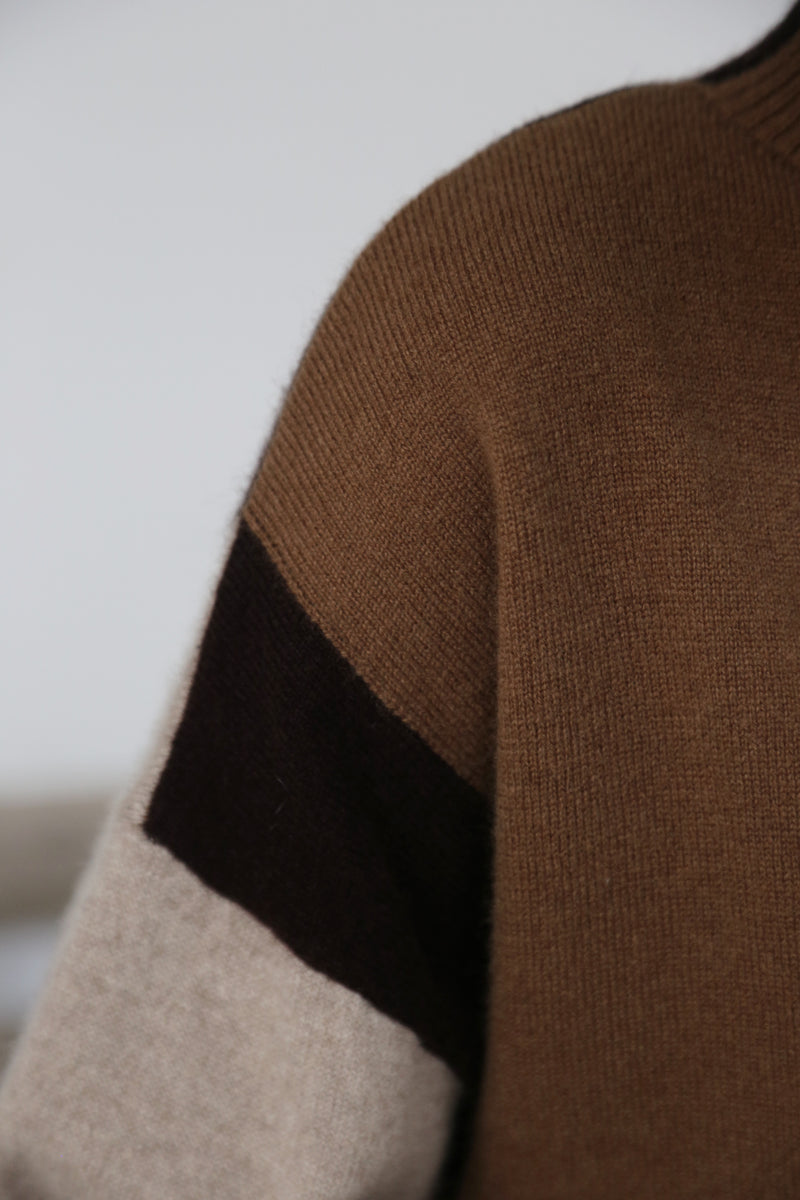 上品で雰囲気を醸し出す配色セーター　前後２wayセーター　ウールセーター ハイネック ニット　251006-1