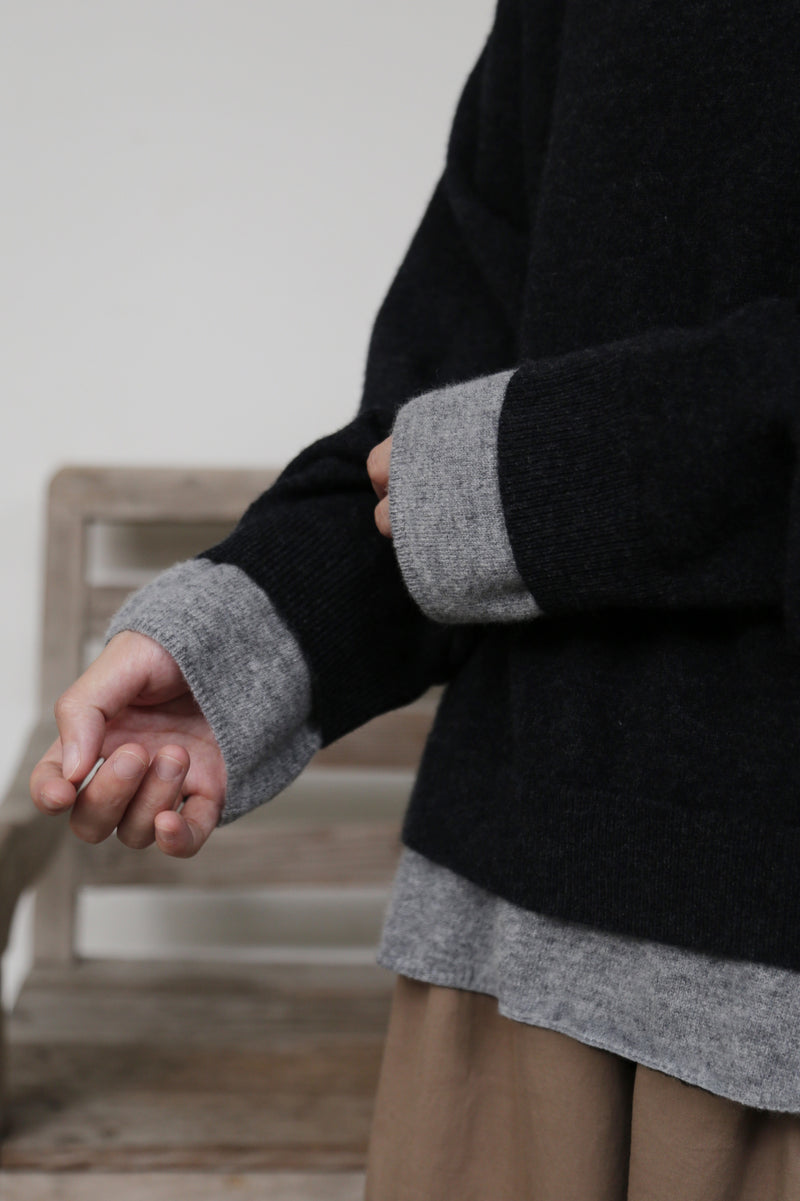 至高の着心地とスタイリッシュなシルエットを実現した ウールニット　セーター　ダークグレー251012-1