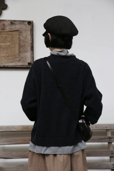 至高の着心地とスタイリッシュなシルエットを実現した ウールニット　セーター　ダークグレー251012-1