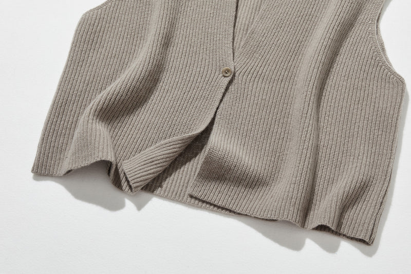 家でも外でもあったかお洒落を楽しむ、ニットベスト　100％　251103-1